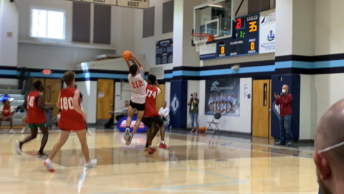 KyleSandy355's tweet photo. Half
White 35
Red 32
@splashykerv 10p 5r
Jackson Hewitt 7p
@GriffinCherry2 6p
@_deuce02 5p 6r
@KennyColwell 10p 3r
@KevinTaylor06 8p
#HoopsAndHope @seb https://t.co/KZ074zUW0L