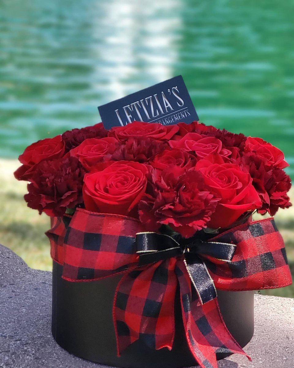 You never go WRONG  with our exquisite arrangements..
.
.
#CoachellaValley #carnations #redlovers #laquinta #palmdesert #luxuryboxes #elegancia #elegantcollection #letiziasexquisitearrangements #lovebox #photographer #naturaleza #nature #water