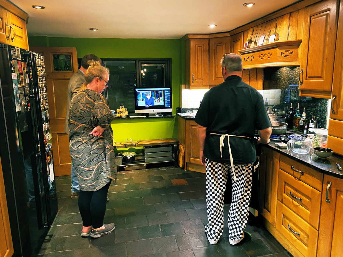 It’s hotting up in the Kitchen!! <a href="/jamesmartinchef/">James Martin</a> <a href="/jhardingNHS/">Joanne Butler</a> #dineinwithjamesmartin
