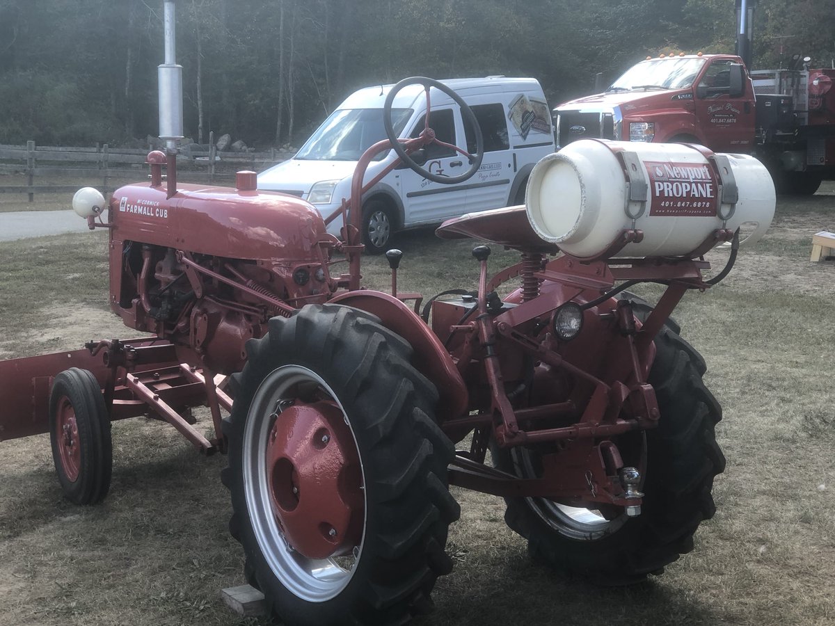 YurViewNE's tweet photo. If you can’t be playing for the Governor’s Cup, a nice consolation prize is an amazing #pizza #tailgate on the farm with @pizzagourmet11 &amp; Newport Propane. #CoachalaCarte #rhodeisland #Footballandfood #ramfam #gorhody https://t.co/WonDoaSTu7