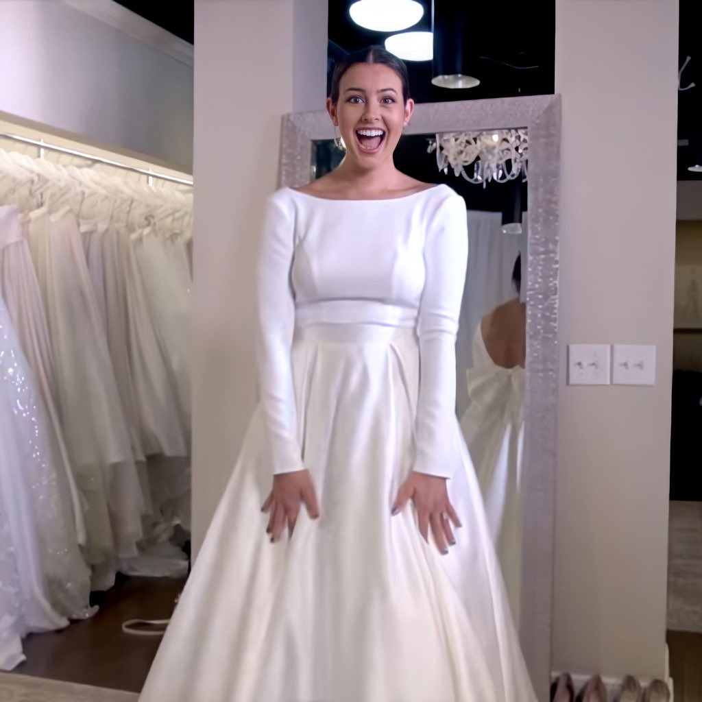 HAPPY #CimorelliSaturday! Today Lisa tried on Wedding dresses! ❤️🎉👰🏻  youtu.be/xiFO4SWi40A