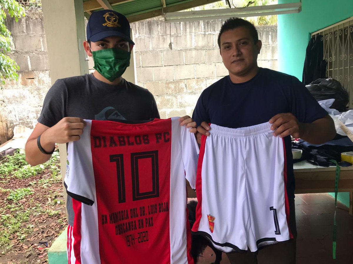 DiablosFC_'s tweet photo. 🎽 | Estrenamos nueva equipación para afrontar esta nueva temporada qué esta comenzando, muchas gracias a UNIEX y Farmacia LES por ser parte de este proyecto, de la mano todos juntos cosecháremos muchos logros! 🔥
#GoDiablos. ❤️ https://t.co/qJyCSh1Onh