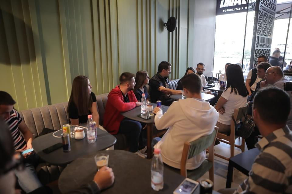 ErsaQose's tweet photo. Takim me të rinjtë e FRES Njësia 2 ❤️ Energji pozitive me lalin @erionveliaj përkrah për t'i dhënë forca aktivizmit rinor në zonë 👊 https://t.co/RZ65xd1mIL