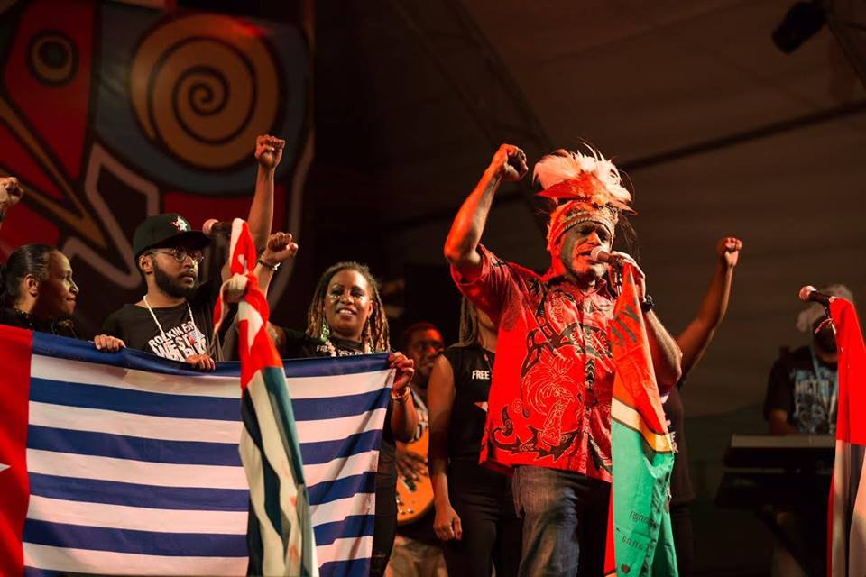 BennyWenda's tweet photo. They called us "monkeys" "slaves" "cannibals" and the N-word. With coordinated racist attacks towards #Vanuatu, the #IndonesiaGov have shown they are racist towards ALL #Melanesians, #PacificIslanders &amp; #BlackPeople globally.

We are proud to be who we are!✊🏿

#BlackLivesMatter https://t.co/cxrzNnVJ8i