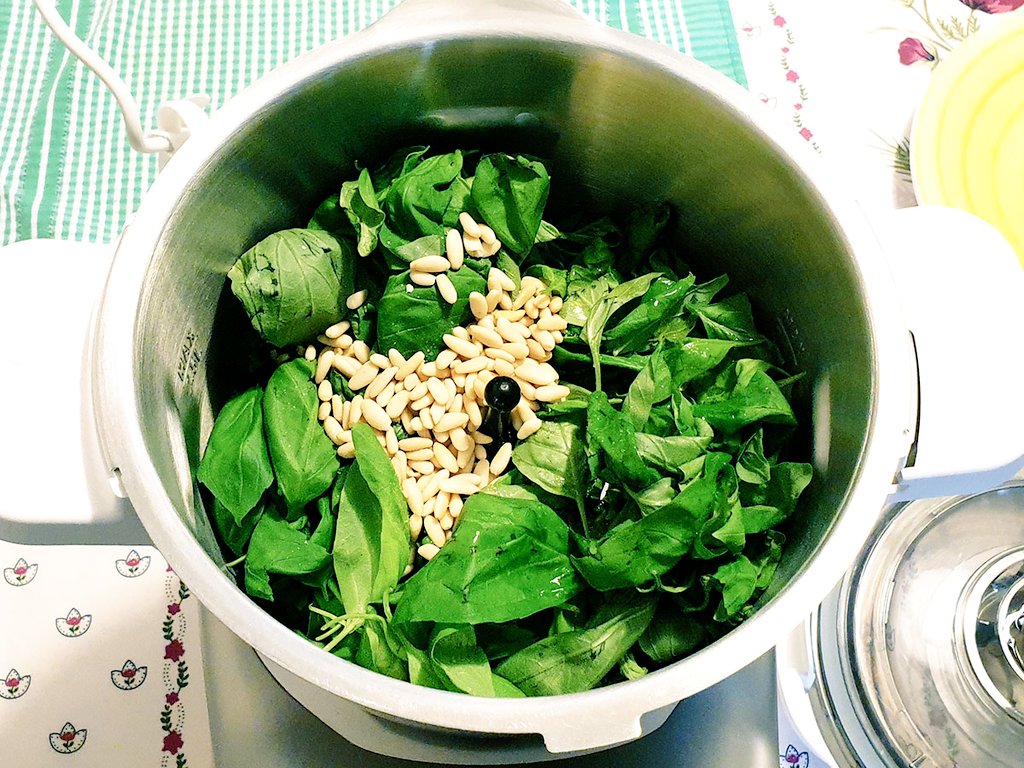 Put the leaves in the blender, add the oil from the fridge, 1tsp of salt, 1 clove of garlic and 80g (1/2 cup) of pine nuts. Pulse for 10-20 seconds so it won't get too hot. (3/5)