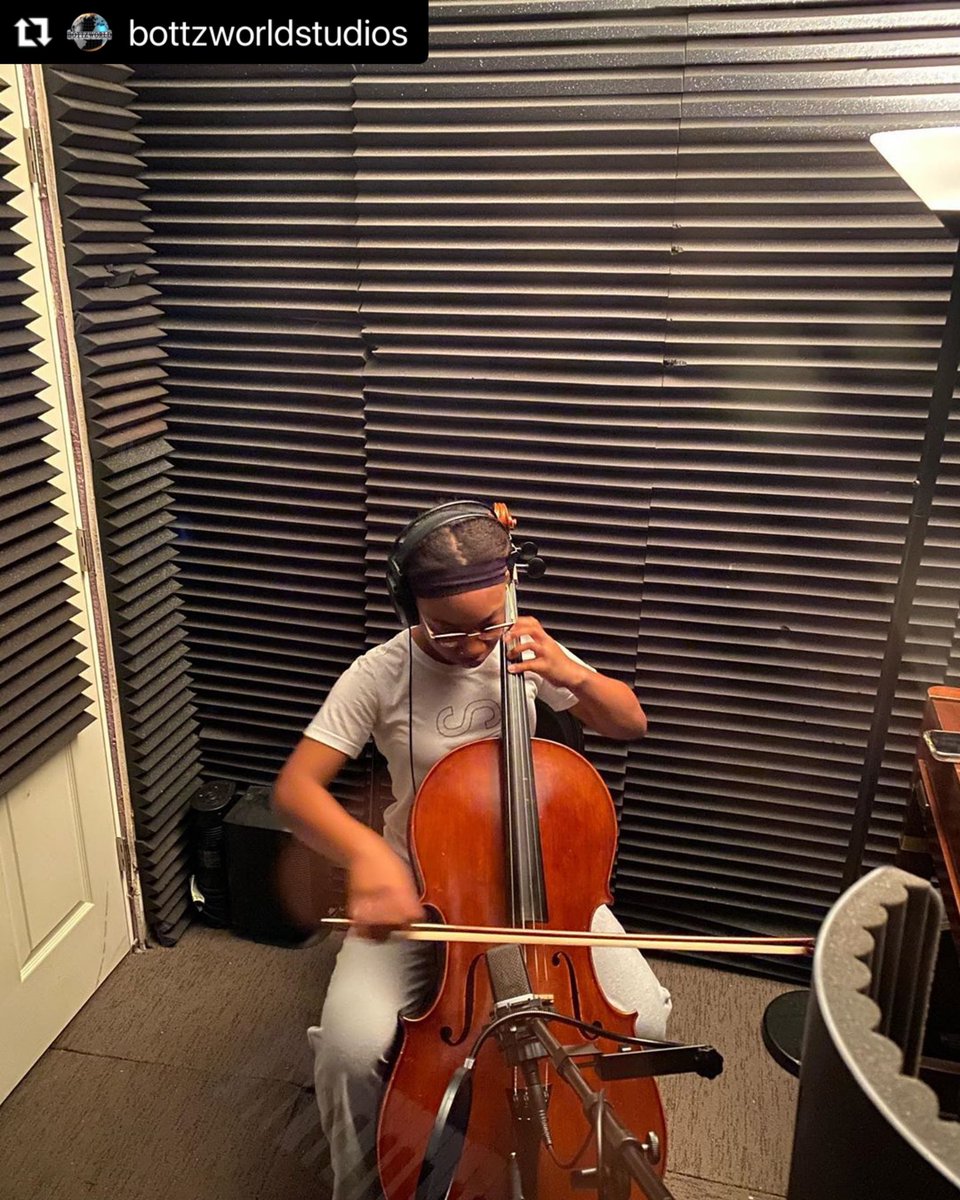 KlarcNaomiMusic's tweet photo. #Repost from @ProducerDBottz
・・・
@klarcnaomi cutting live strangs on her record...she said get at her for your live string needs!! Lol 🎻🎻 #KlarcNaomi #Strings #LiveStrings #Strangs #Cello #Violin #LiveInstruments #Orchestral #Instrumentalists #Instrumentators #DBottzBeatz https://t.co/QjiH0JGUYX