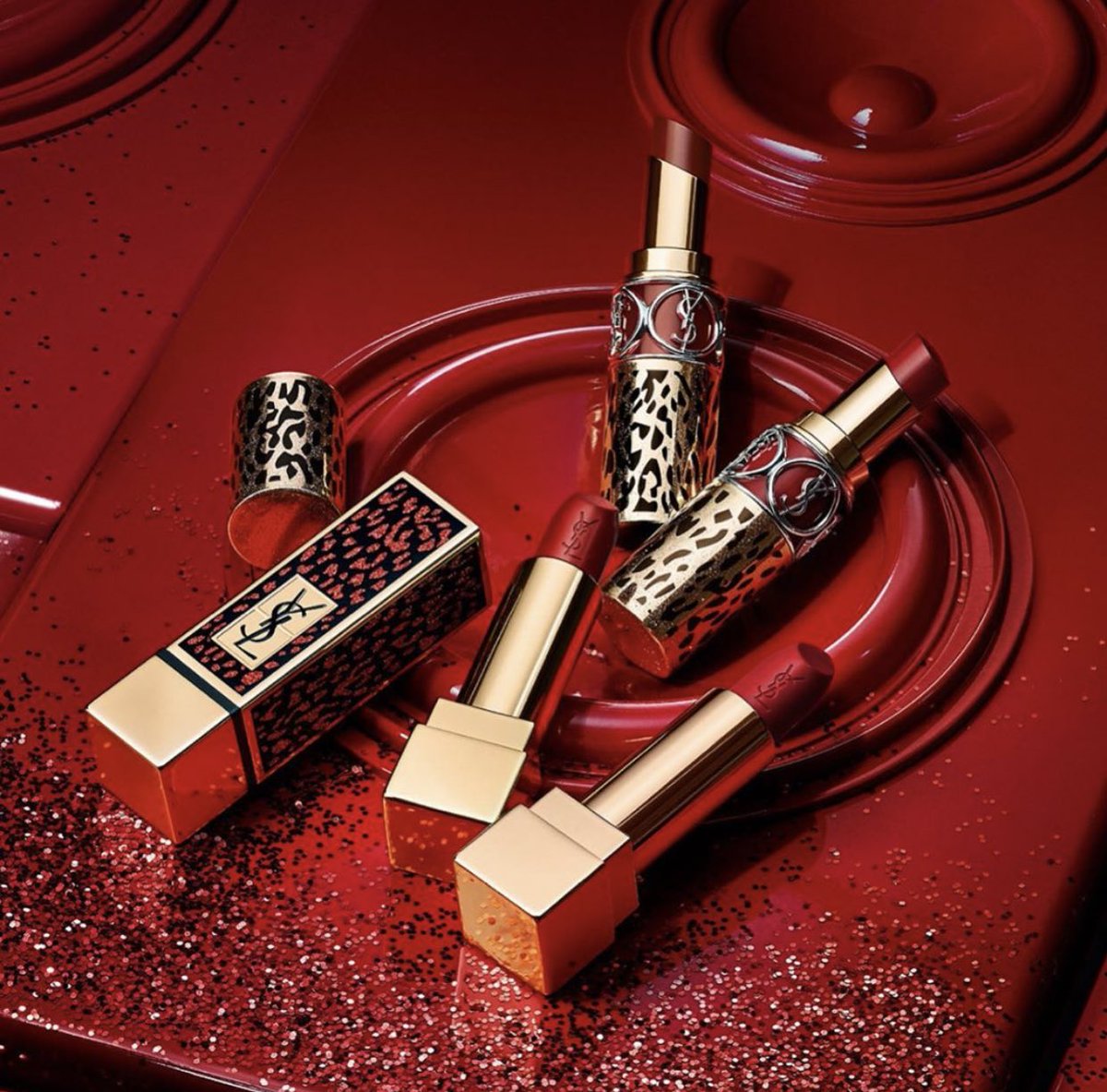 Trendmood's tweet photo. Available Now! 🚨LINK ➡️ https://t.co/HkgLDDPG0n online @Sephora #HOLIDAY2020 ✨🐆💄NEW! by @yslbeauty 
-Rouge Pur Couture #Lipstick Holiday Edition $38 
-Rouge Volupte Shine Lipstick Balm Holiday Edition $38 https://t.co/jMw5k7AIaZ