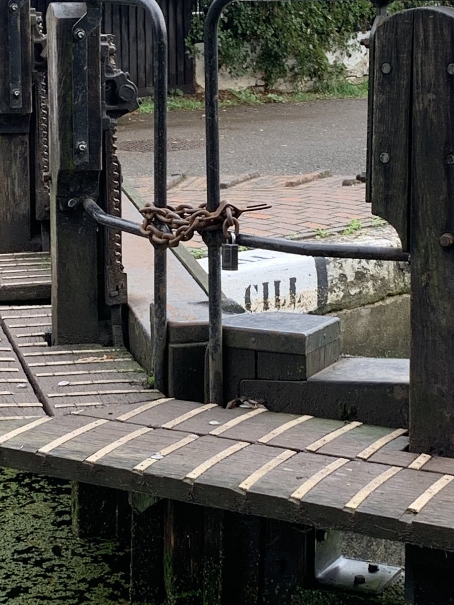 ILoveHanwell's tweet photo. Obv some control measures in place to restrict the canal #Lock97 adding to the #RiverBrent torrent #HanwellLocks https://t.co/CkSjNlztNY