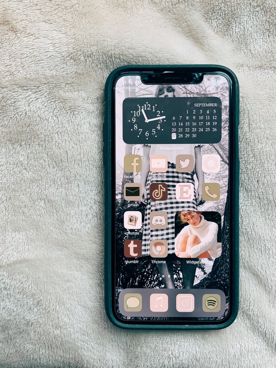 FabulousFauna's tweet photo. well I made the iOS pack so you can check it out on my Etsy shop ✨💕 #Folklore #homescreenios14 https://t.co/yAtSM6afIK