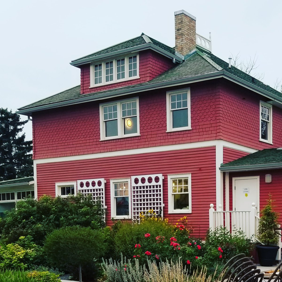 Spots are open on our 7 pm tour for Haunted Cowtown!  We meet at this beautiful building - Deane House. 

 Walk ups welcome or email for more details!