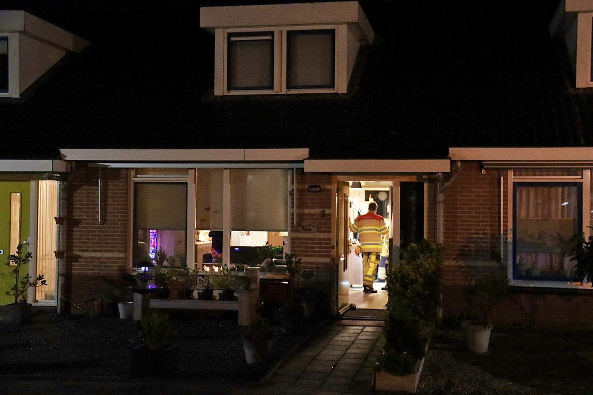 Brandweer voert nacontrole uit in woning aan de Prinses Irenestraat te Steenwijk (Foto's) |. | #Steenwijk.