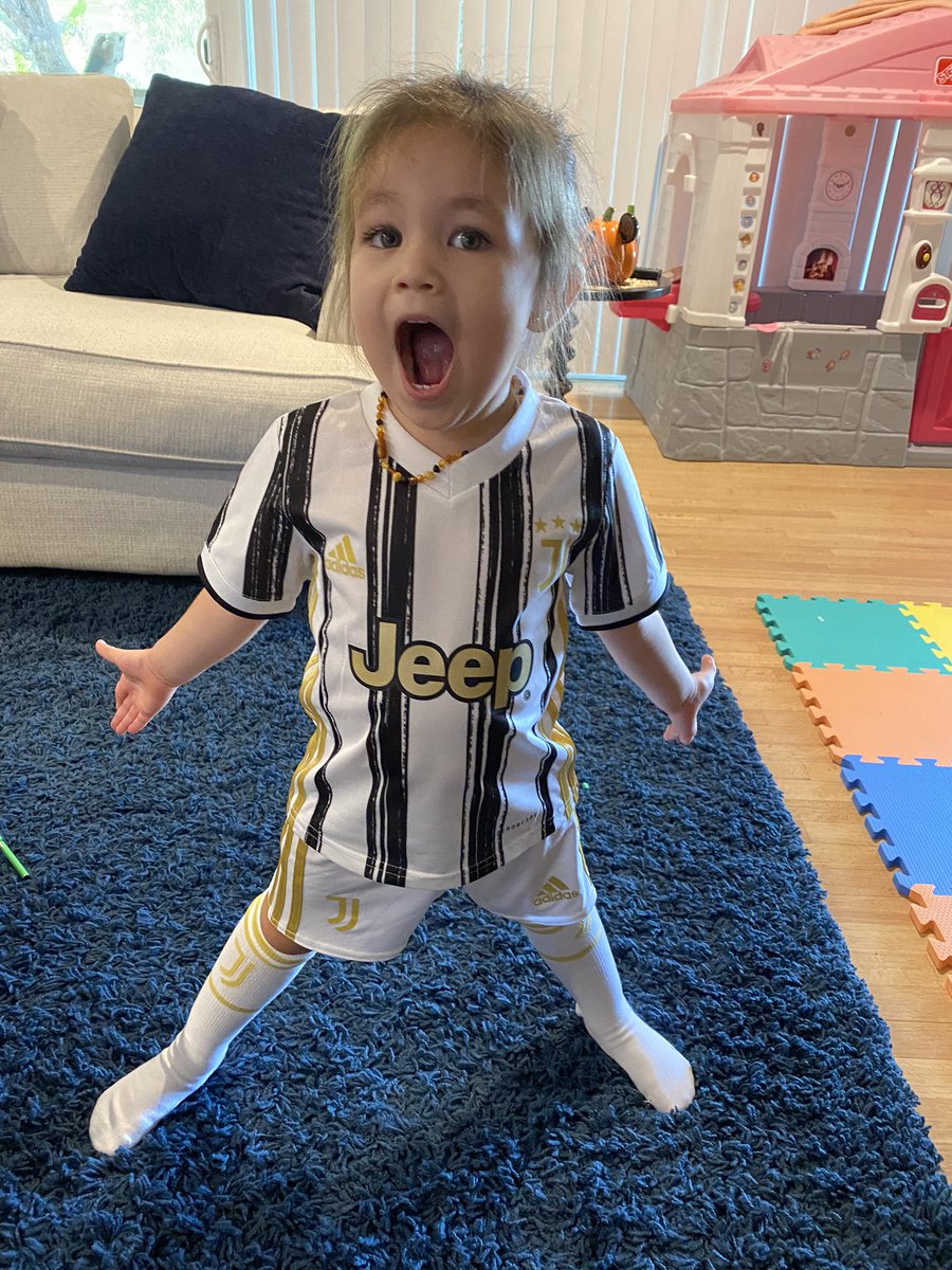 herculezg's tweet photo. Se suspende el partido pero GG aun emocionada por ver su Juve jugar pronto ... 

¡Siuuuu! https://t.co/AEiM0K2AzF