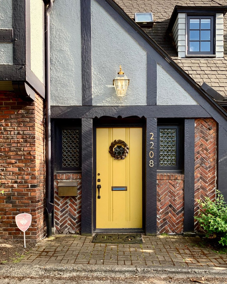 A sunny door for a 🌞 sunny day. 

I love how architecture and design can make you feel you are somewhere else for a moment...Europe or back in time 100 years (minus the security sign). 

#🟨   #🚪  #portlandoregon #door #yellowdoor #pdx #homearchitecture