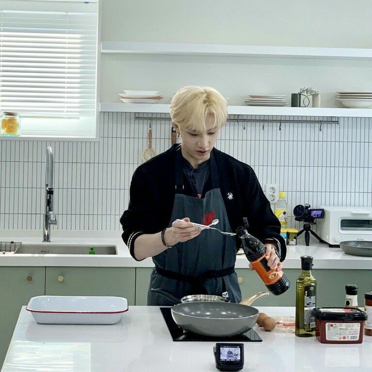 bang chan being boyfriend material: a thread