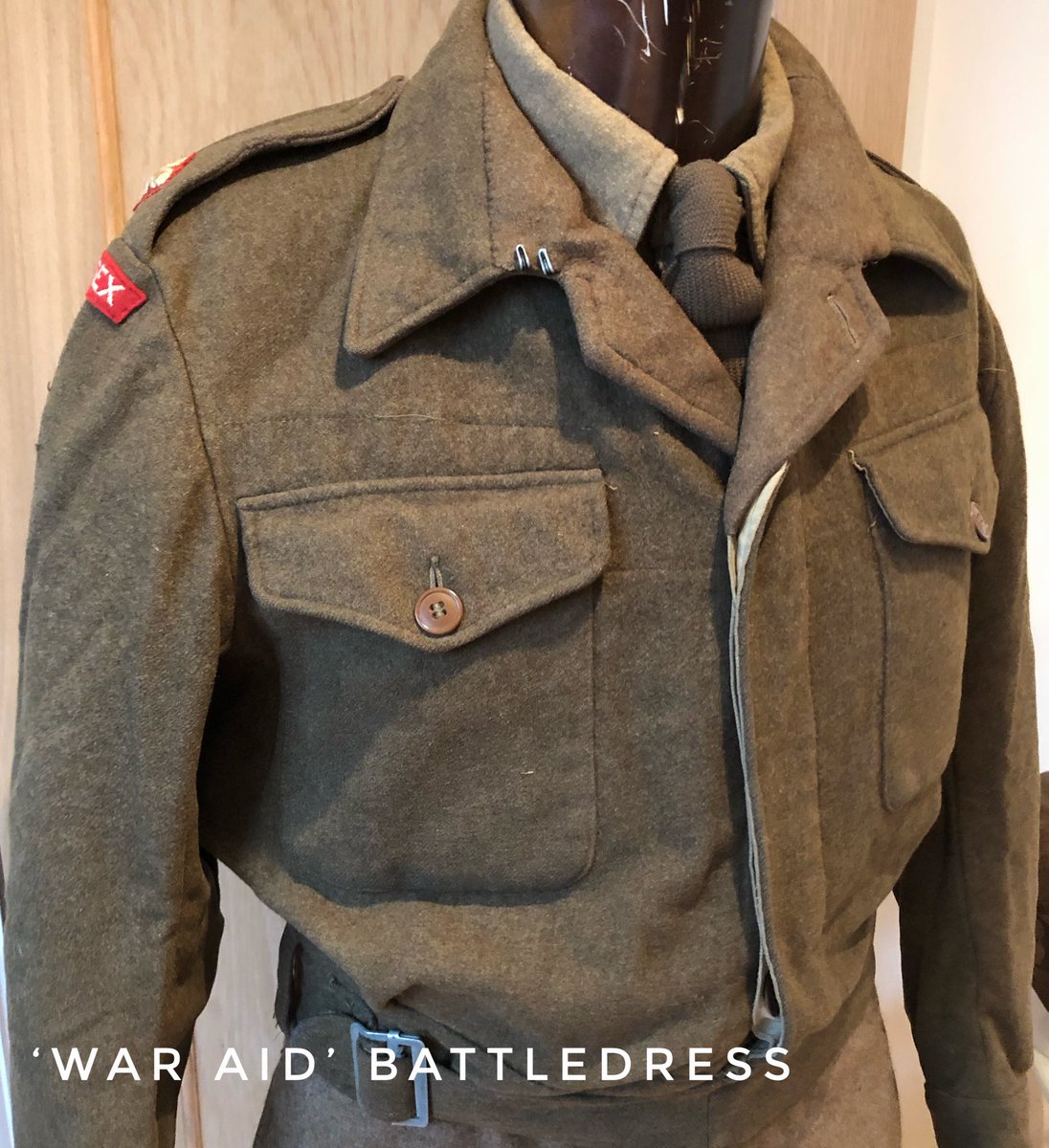 ‘War Aid’ battledress is typically seen worn by British troops in the Italian campaign. It was noticeably greener (compare the collar facing), concealed buttons and had distinct buttoned pockets. It was also SO much softer than standard  #BattledressThread
