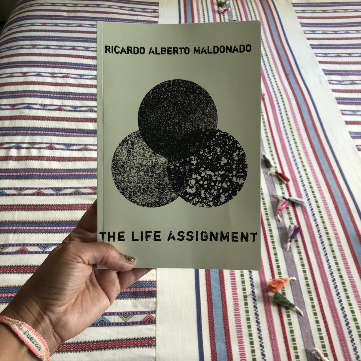 LiceagaYara's tweet photo. So... this beauty just arrived! HIPERVENTILANDO de amoL
¡Loca por comenzarlo!
If you’re interested in Diáspora Puerto Rican Poetry, treat yourself with @bookswimming Ricardo Alberto Maldonado’s The Life Assignment.
##TheLifeAssignment #PuertoRicanPoetry #Diaspora🇵🇷 https://t.co/BzDnTBXE4e