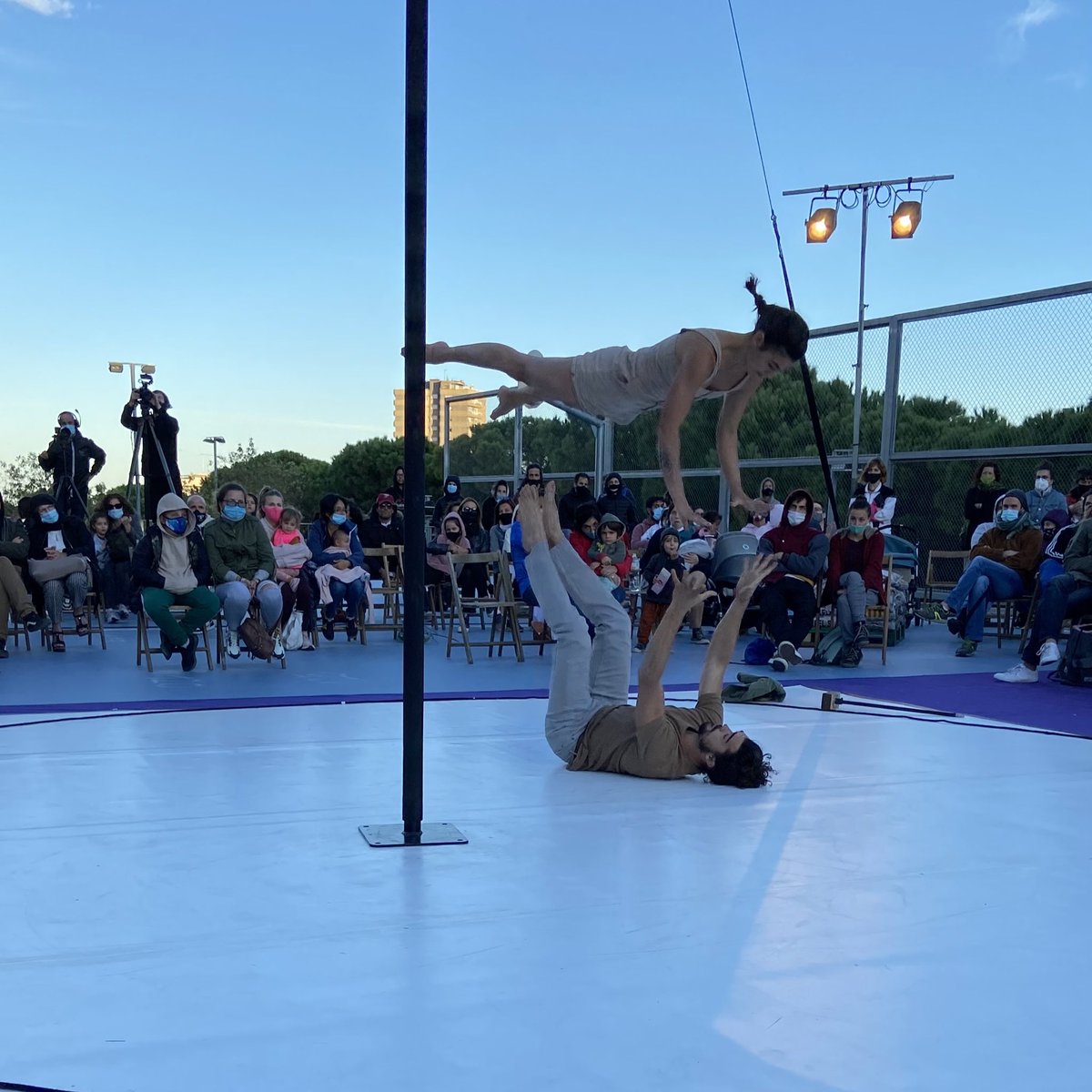 curtcirckit's tweet photo. El segon espectacle del dia ha estat ‘Ven’ de la Cia. Si Seulement, una companyia emergent que promet! 👌🏽
Sentiment, tècnica i acrobàcia que ens han deixat bocabadats. 😍🔝
#CurtCircKit20 #culturasegura #SiSeulement #circalcarrer https://t.co/mApMVNYiHR