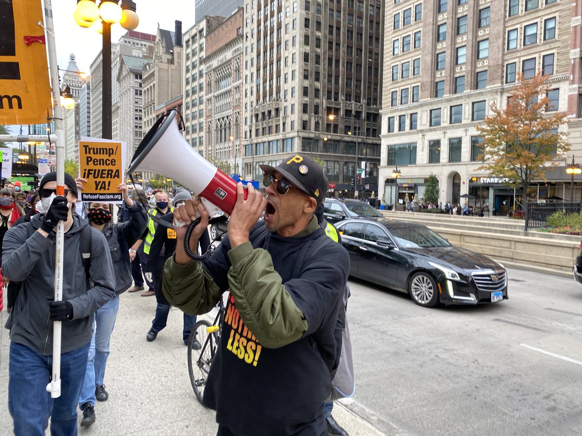 RevcomCorpsChi's tweet photo. Revolution Club Chicago demanding #TrumpPenceOutNow in downtown #Chicago as #Oct3WeBegin ! https://t.co/ANzJ8UczIJ
