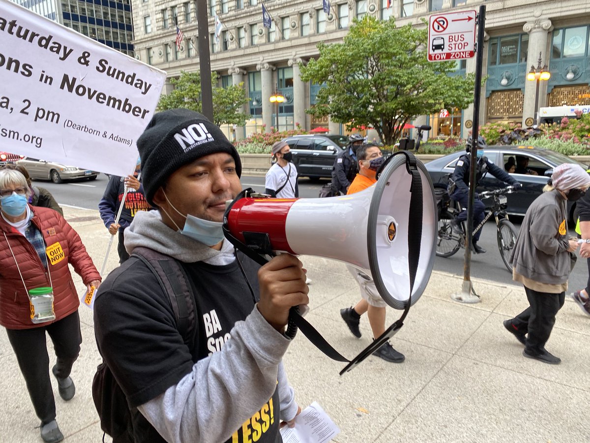 RevcomCorpsChi's tweet photo. Revolution Club Chicago demanding #TrumpPenceOutNow in downtown #Chicago as #Oct3WeBegin ! https://t.co/ANzJ8UczIJ