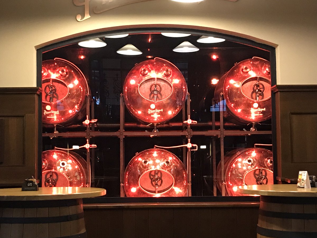 cestinapropivo's tweet photo. Tankový(形)：タンコヴィー
意味：タンクの
『Tankové pivo』と書かれている所は大きなビールタンクが店内にあり、ビール工場からタンクローリーがやって来て充填されます。余りにも大容量な為、ビールの回転が早い店しかタンクがなく、それだけ人気があってビールが美味しい店という事です。 https://t.co/ABIlBVbaHm