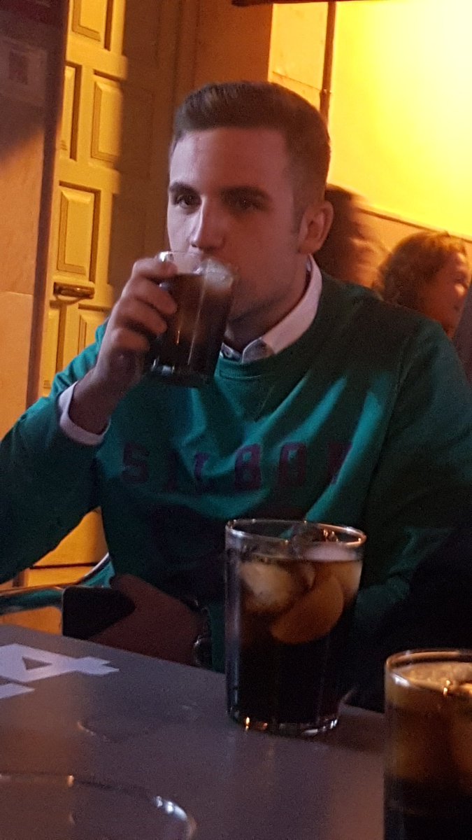 Brindando por la victoria del Betis con <a href="/juanmarq4/">Juanma Roldán</a>