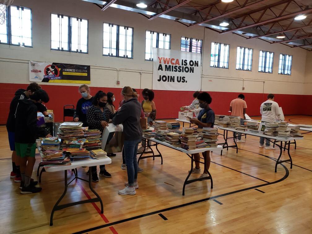 lnstemkeyclub's tweet photo. The best part of Key Club is working together to serve others! 
Our @lnstemac Key Club in-school and virtual members served on Saturday at @YWCAKnoxville Phyllis Wheatley Center, helping to jump start their library project. Can’t wait for Phase 2! @ktkeyclub @Kiwanis https://t.co/1rj4WSSg9G