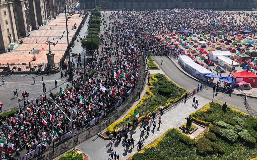AristeguiOnline's tweet photo. Movilizan a miles en marcha al Zócalo; fueron 5,000 según la policía y 153 mil según FRENAA | #Videos https://t.co/xrvjVRyPCt https://t.co/kGYO7loL9G