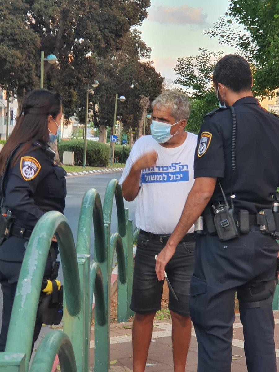 תומך <a href="/netanyahu/">Benjamin Netanyahu - בנימין נתניהו</a> מתקרב למפגינים עם סכין ביד
השוטרים מונעים ממנו להתקרב
לוקחים לו את הסכין ושולחים אותו הביתה
בינתיים בתל אביב מעצרים אלימים בשל עבירת הפגנה דמוקרטית
יחי הקיסר!!