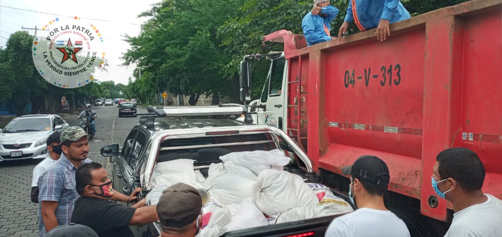 #Nicaragua | El día de hoy sábado 3 de octubre el Gobierno de Reconciliación y Unidad Nacional, realizó la entrega Paquetes Alimenticios 🍱 a Familias Protagonistas en Barrios del Distrito 5 de Managua.
#2021DignosYLibres
#NicaraguaSiempreLinda