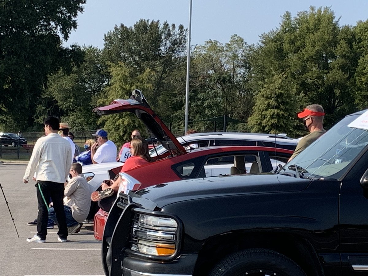 Jennifer_inLR's tweet photo. “It doesn’t have to be this way.” @xjelliott says at the Drive-in socially distanced rally in Saline County.
We could have a rep that cares about all of us - not just the 1%. We could have a rep working for schools, healthcare & environment - instead of his own wallet. https://t.co/FHbpcxNC9N