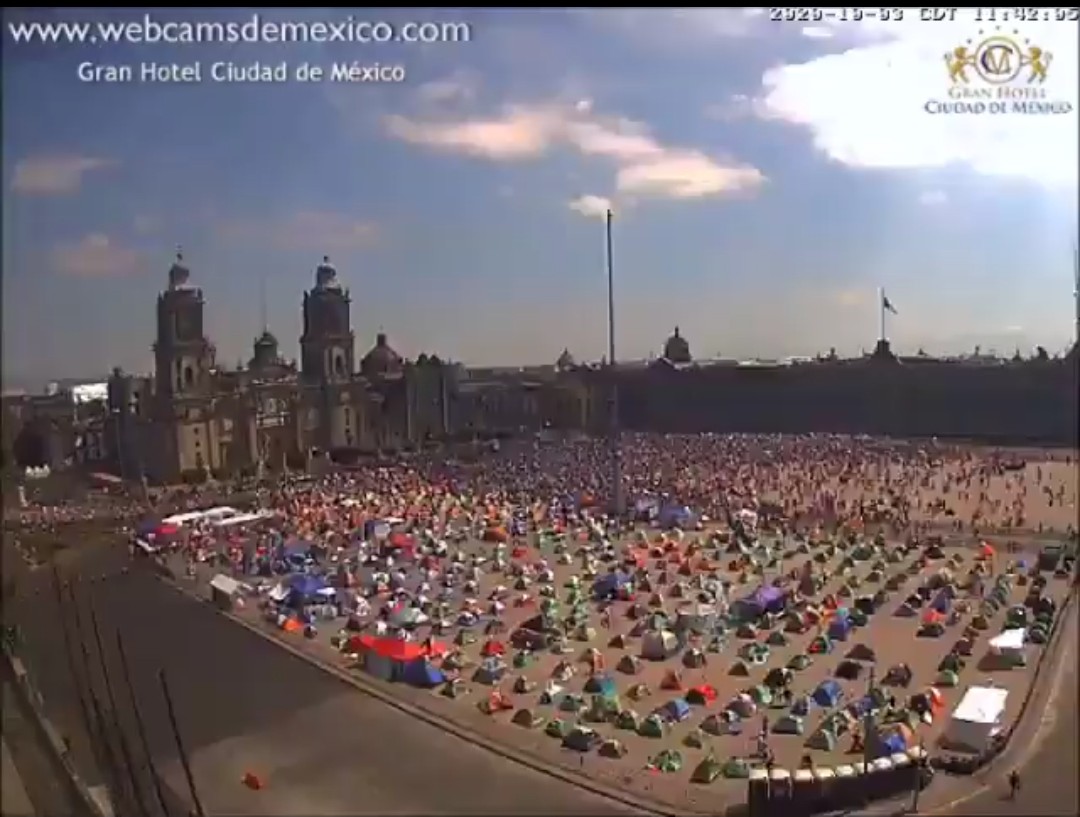 Rayons14's tweet photo. @ChumelTorres Mismo lugar, mismo número de personas, diferente ángulo https://t.co/VrGLSmiphT
