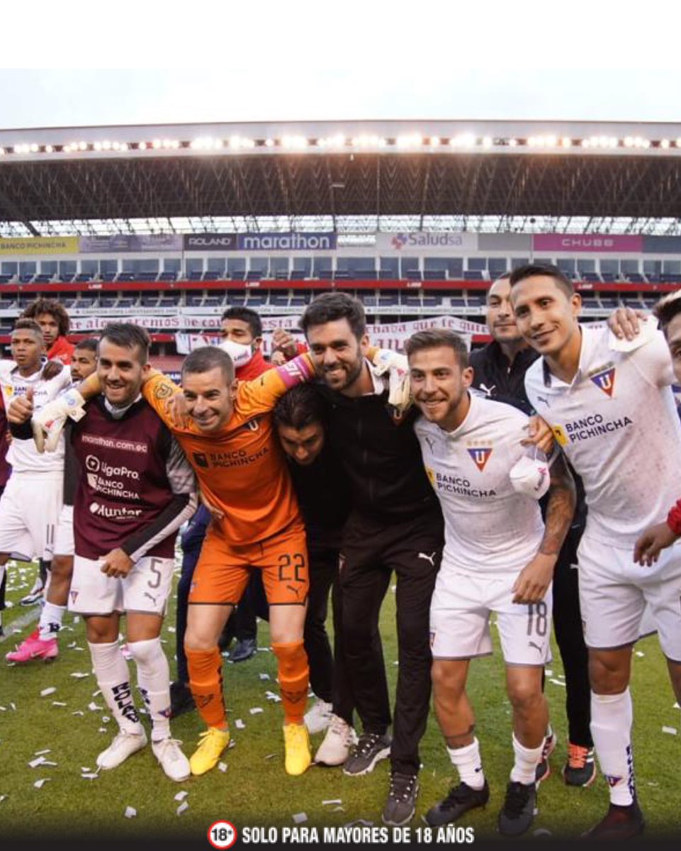 PilsenerEcuador's tweet photo. ¡Así se vive la celebración alba en #CasaBlanca 🍻🎉🎉🎉!
Que llegue a todos los rincones donde haya un albo en 🇪🇨 y el 🌎. Volveremos, volveremos 🎶🎵🏆🍻
@LDU_Oficial https://t.co/AeLJJan2qc