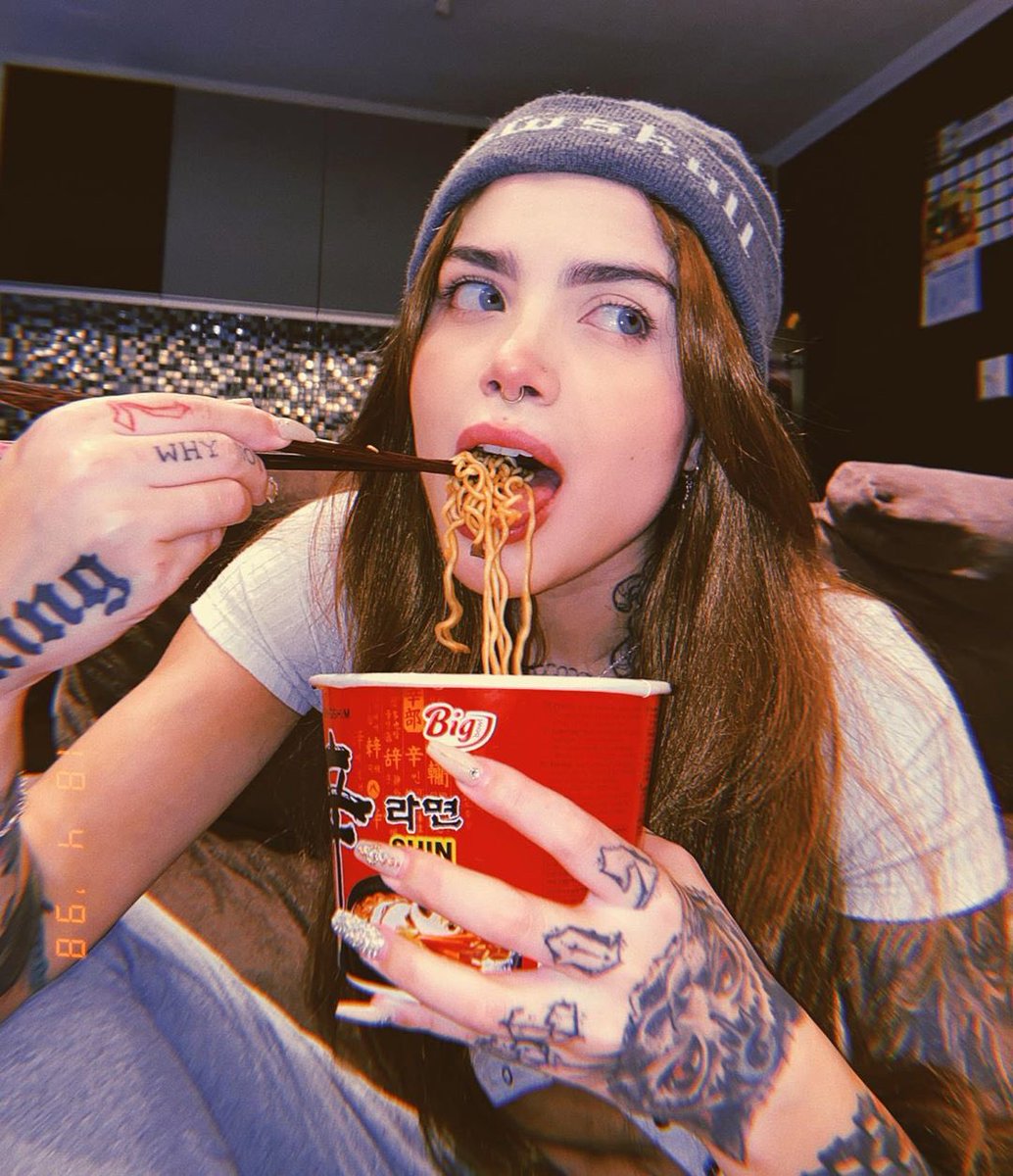 FREYAATTHESEAMS's tweet photo. First meal in my new apartment definitely had to be ramen!
#INTENTSELFIE https://t.co/peeYjLpeW4