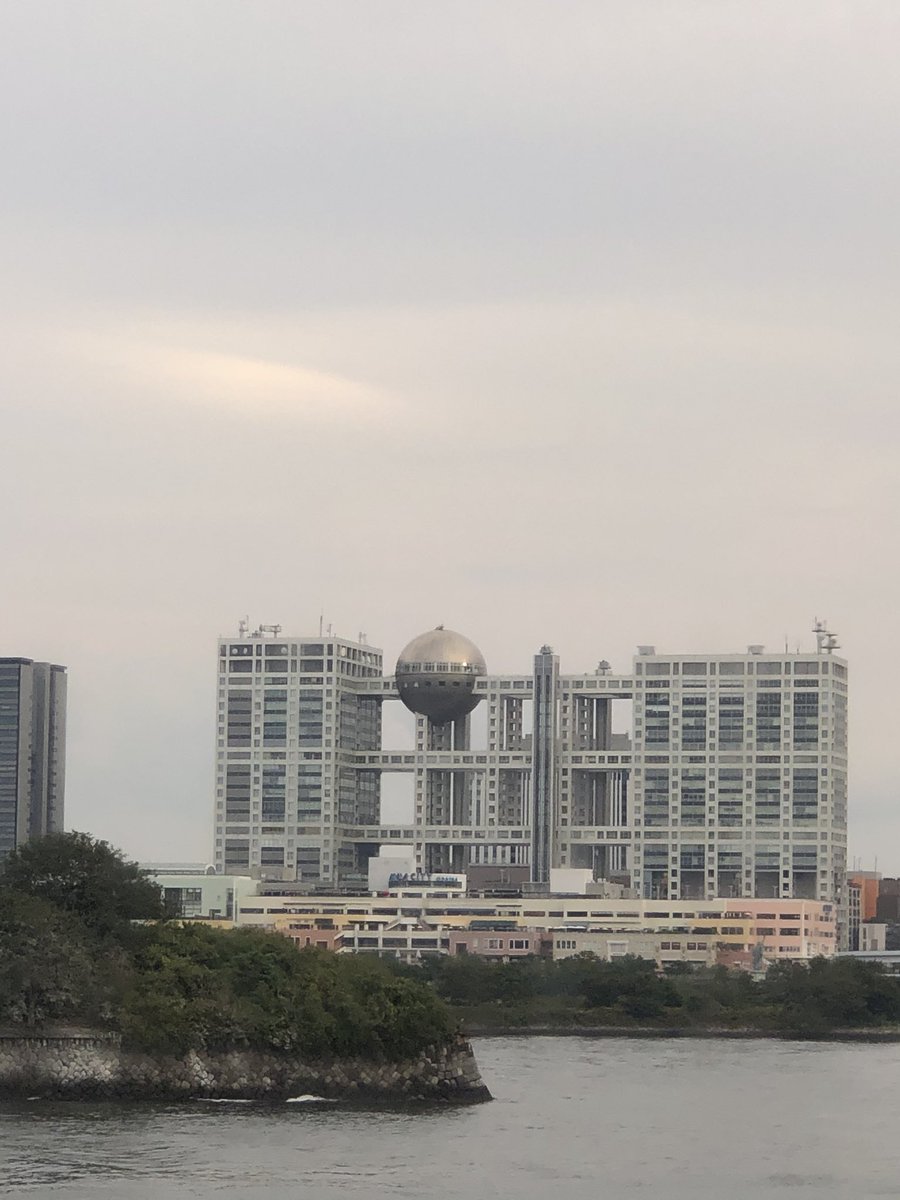 haibisucus's tweet photo. This is Tokyo Bay, and the name of the ship is Symphony. https://t.co/mcOrYrcq2G