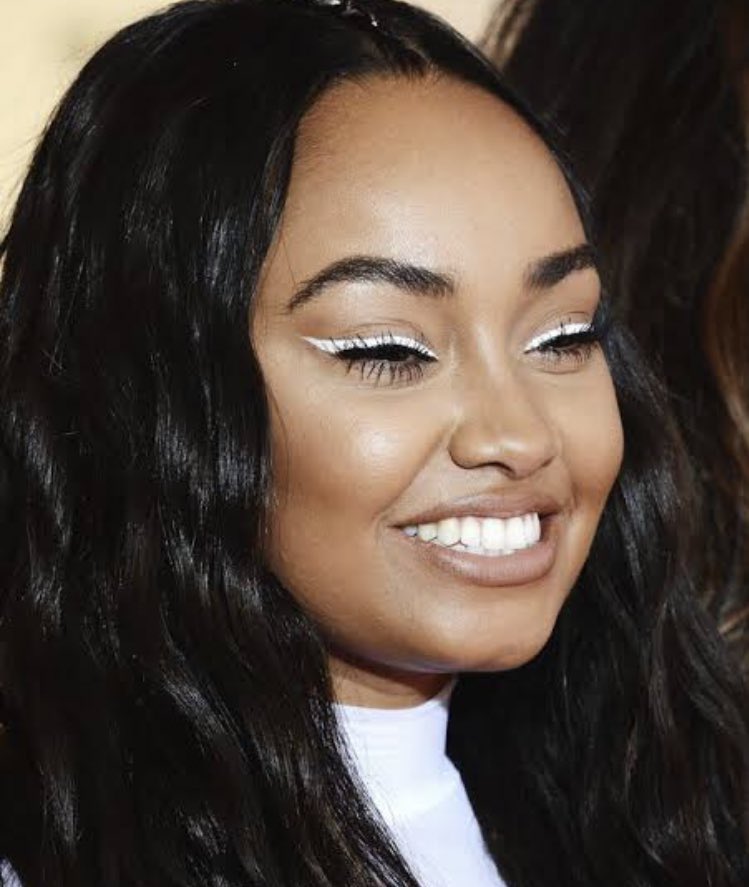 leigh anne siendo la diosa de los cat eye  #HappyLeighDay