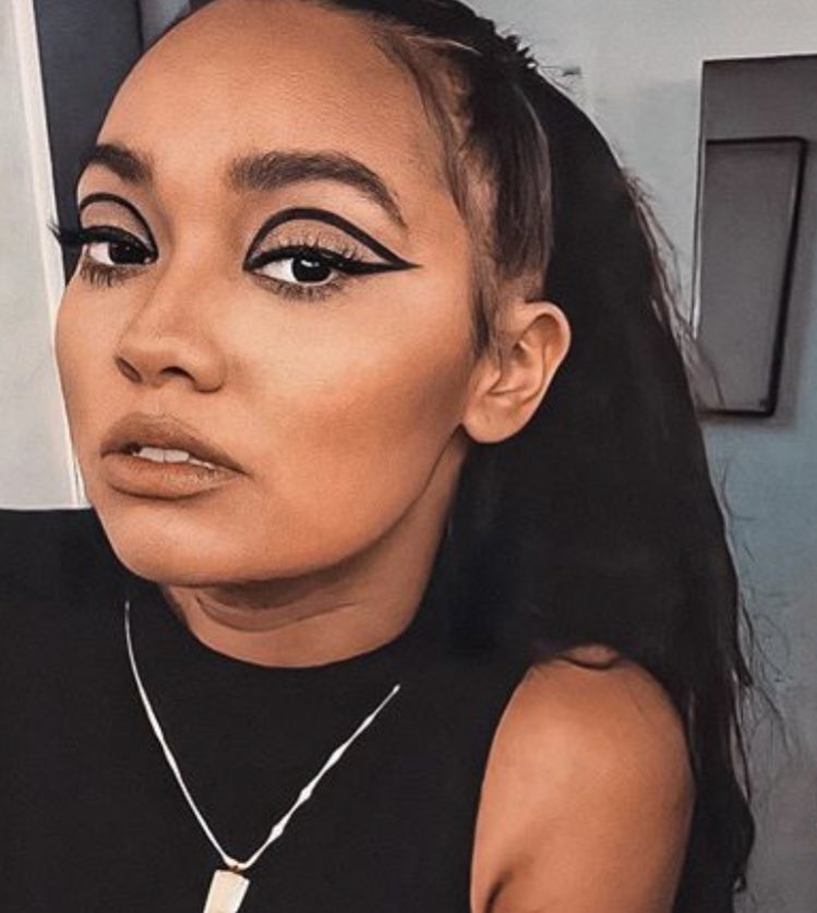 leigh anne siendo la diosa de los cat eye  #HappyLeighDay