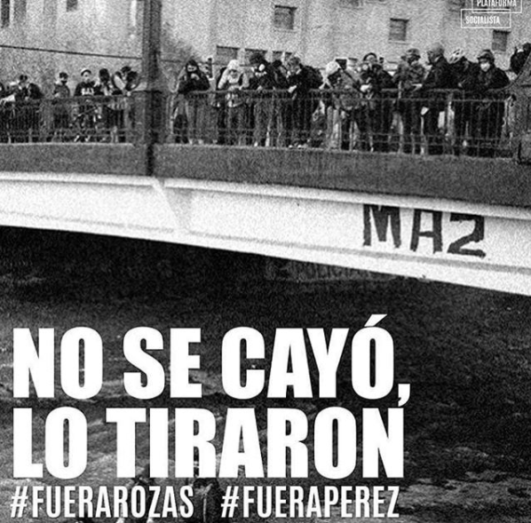 IgnacioMediaK's tweet photo. Dejen de decir que se cayo, ctm! LO TIRARON, fue empujado por la espalda por parte de @Carabdechile!! @T13  @24HorasTVN  @TVN @meganoticiascl @canal13 canales cómplices, no mas montajes mediáticos #Chile #nosecayolotiraron #NoSeCayoLoEmpujaron #fuerarozas #fueraperez #fuerapiñera https://t.co/IjBbet2MMD