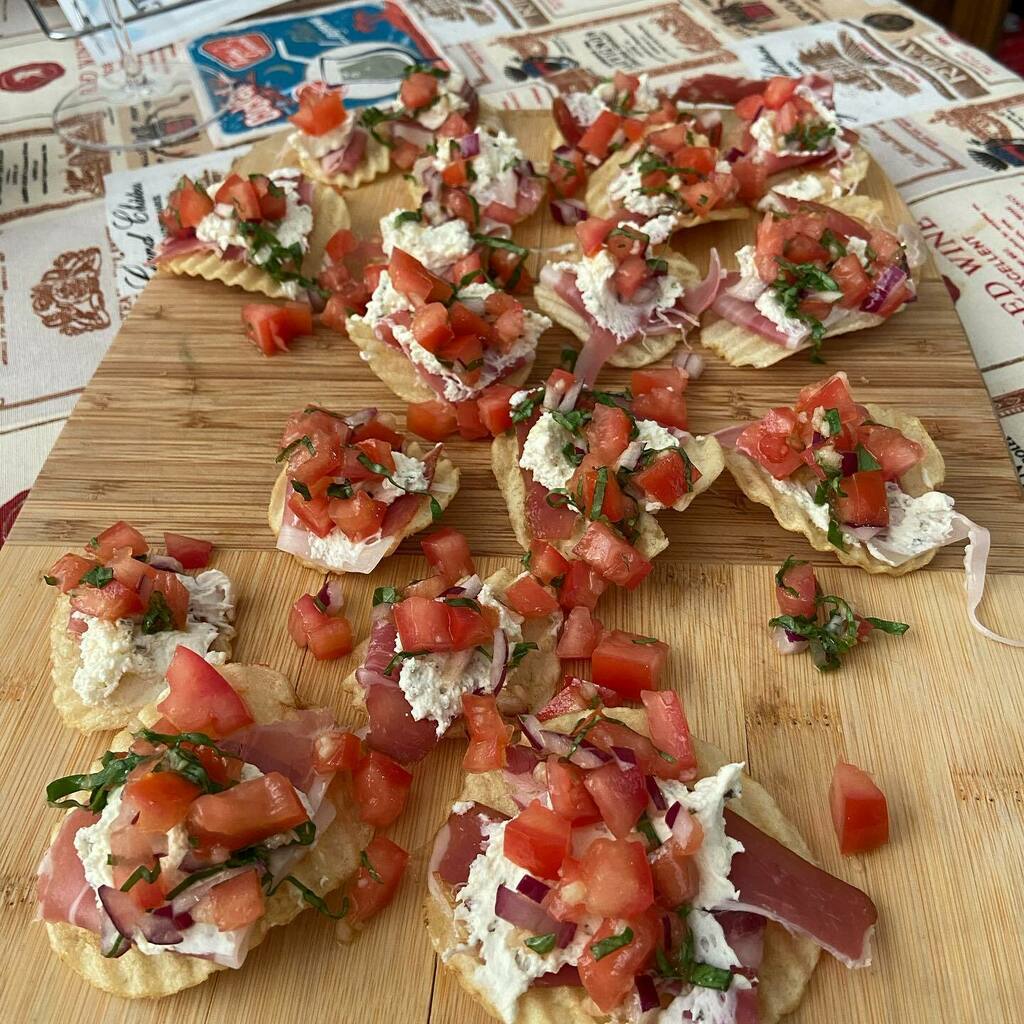itsonlyles's tweet photo. Tried out a new appetizer tonight. Ripple chips topped with Prosciutto, whipped herb cream cheese, and bruschetta. Few kinks to work out but all in all, pretty tasty.
.
#food #cooking #appetizers #ripplechips #proschiutto #creamcheese #1stcourse #newdish https://t.co/naXJPuuFM0 https://t.co/4Ue7hGWipb