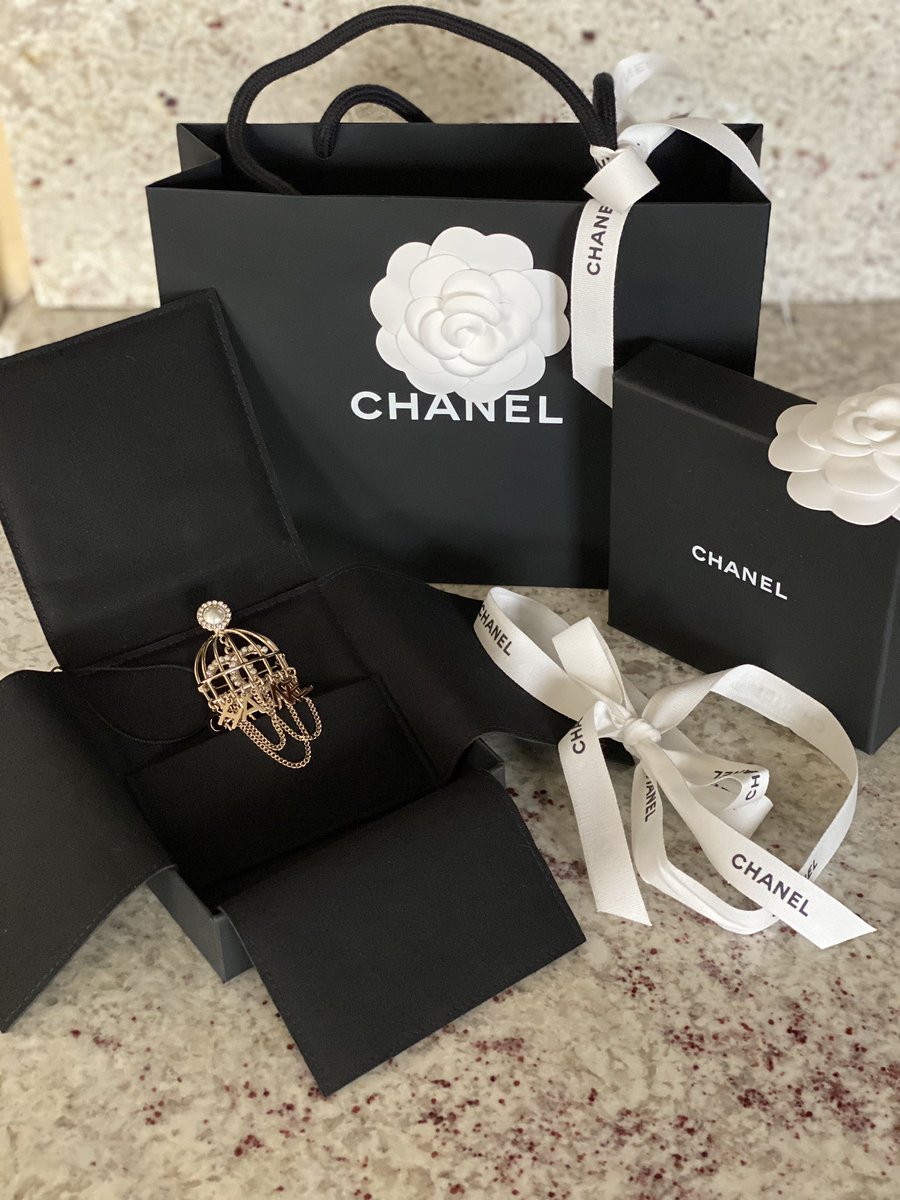 Pitapocket's tweet photo. B-Day month starting off strong love my new brooch #Chanel #brooch #birdcage #bday #bdaymonth #blessed #chanelrobertson #chanelrobertsonboulevard https://t.co/FHLayda88g