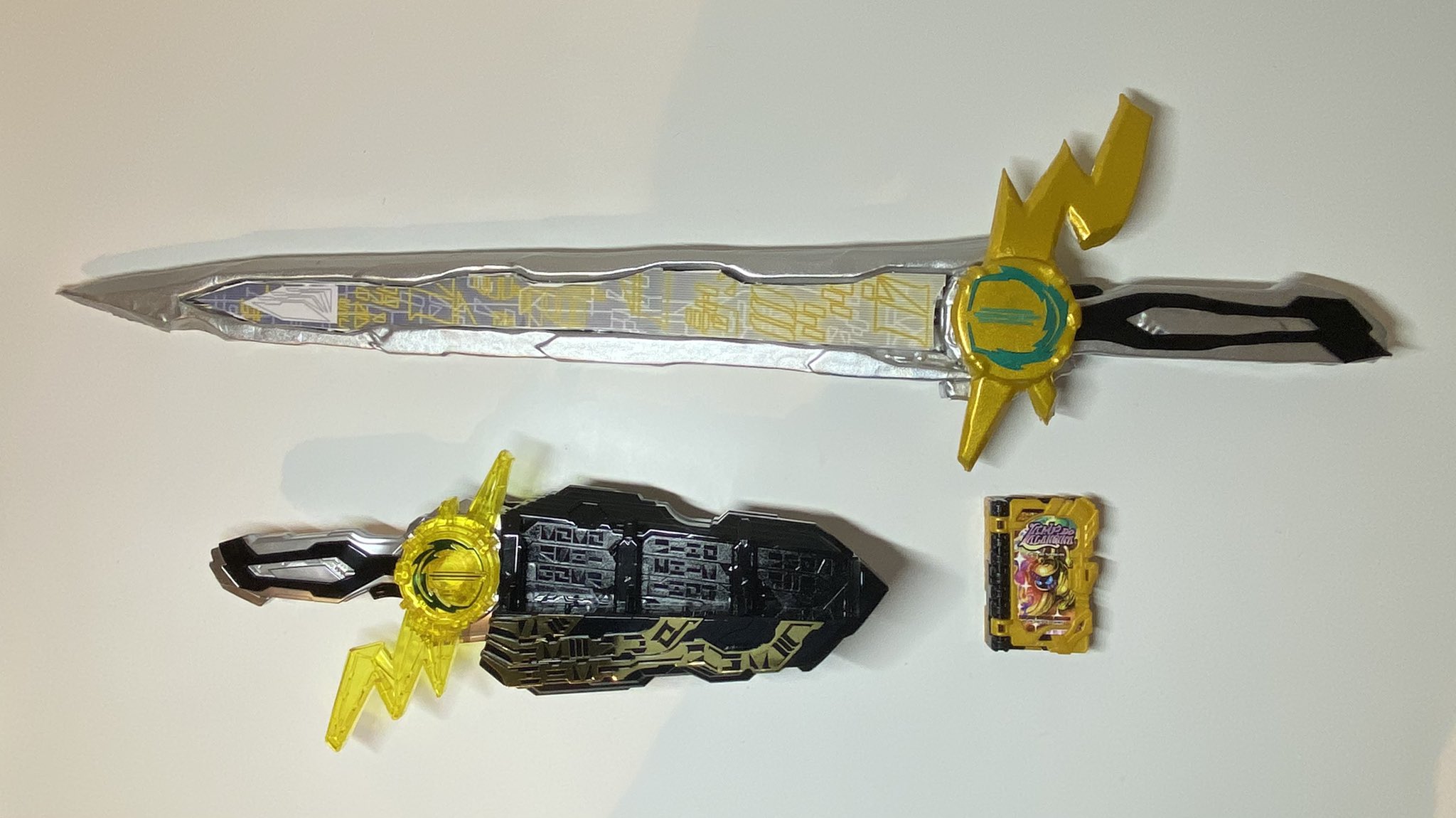Queen 雷鳴剣黄雷 実物大ver ー黄雷抜刀ー 前回に引き続き 仮面ライダーエスパーダの聖剣 雷鳴剣黄雷 抜刀後を製作しました 火炎剣烈火 水勢剣流水 雷鳴剣黄雷 これで我が家に3本の聖剣がそろった 仮面ライダーセイバー T