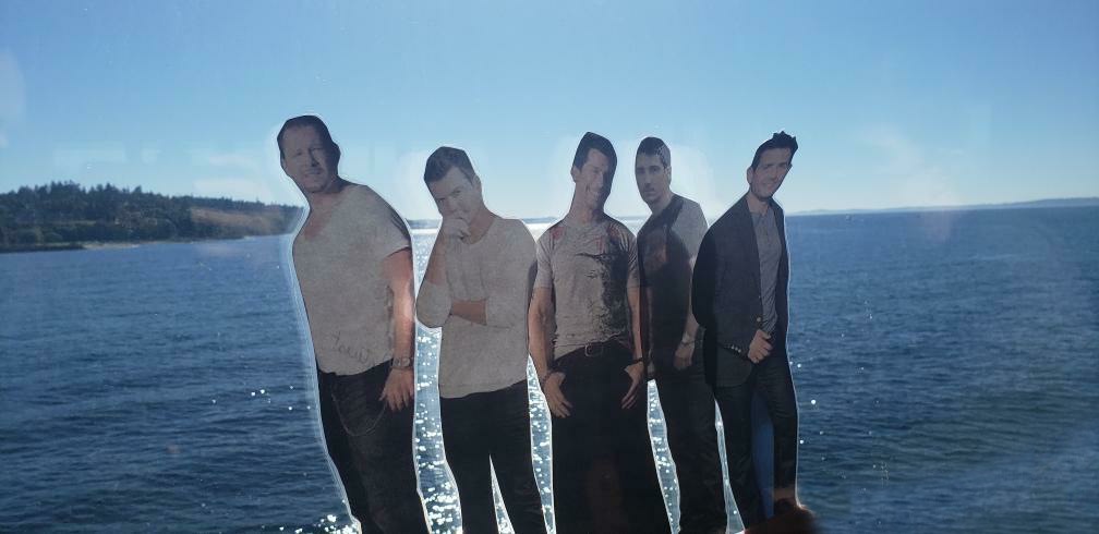 flat_kids's tweet photo. Couldn't cruise this year but we can sure hop on #wastateferries on our way to a little weekend getaway!
#theflatkids #OceanShores #nkotb #nkotbcruise #stupidcovid #flatJon #flatJoe #flatJordan #flatDonnie #flatDanny #pnw https://t.co/8CUxGut2J5