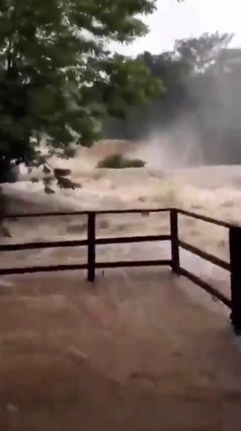 UltimatumMx's tweet photo. #CascadasdeAguaAzul desborda su #Furia

La #llavedeagua del cielo continúa a todo lo que da en la zona #selvadeChiapas
Las #cascadasdeAguaAzul aumentaron el nivel  de su #cause invadiendo locales comerciales y casas, asustando al #Turismo que comenzaba a llegar tras la #pandemia https://t.co/JY7nM8wutV