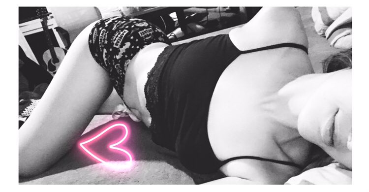 AprilOwensClub's tweet photo. Fill my DM’s for me to wake up too 😘🔥 good night to all my daddies 😈💜 https://t.co/aBWwWvRF2Z