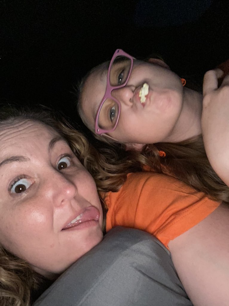 TatomAmanda's tweet image. Hocus Pocus at the drive in with my girl. #momanddaughter  #HocusPocus