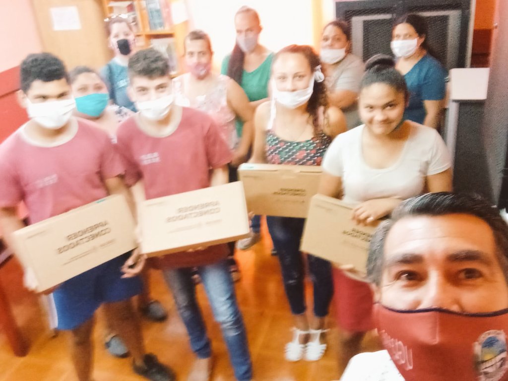 Laura_Noremberg's tweet photo. Secundario Rural Pluriaño 
Continua Recibiendo Netbook🤩#SRP 3113 #GralSanMartin 
Comunidad Comprometida 
#Gracias Autoridades Educativas @linares_cielo @miguel_sedoff  @misioneseduca @direcciondeTIC @Estelatavares14 Juan Miguel Benitez @Nataliakleinn 
#Seguimos ❤ #EducRural 💖 https://t.co/6hR0BUOiWR