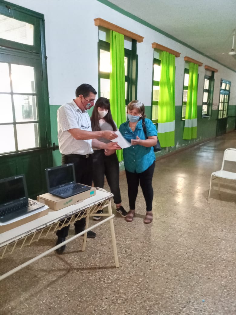 Laura_Noremberg's tweet photo. Secundario Rural Pluriaño 
Continua Recibiendo Netbook🤩#SRP 3113 #GralSanMartin 
Comunidad Comprometida 
#Gracias Autoridades Educativas @linares_cielo @miguel_sedoff  @misioneseduca @direcciondeTIC @Estelatavares14 Juan Miguel Benitez @Nataliakleinn 
#Seguimos ❤ #EducRural 💖 https://t.co/6hR0BUOiWR