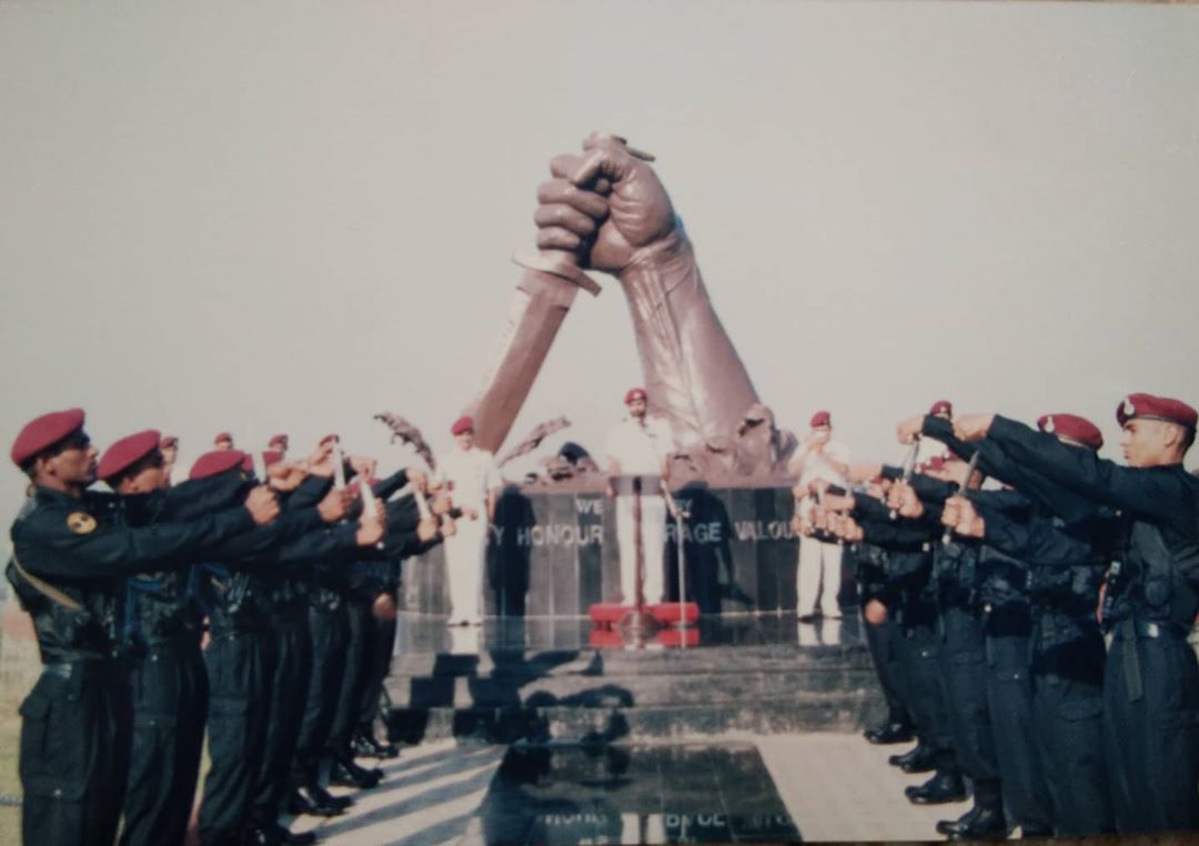 The_Rebel_Monk_'s tweet photo. #Marine_Commando(MARCOS) is the only Special Force of India who Takes #Blood_Oath to Serve the Nation.
where you have to cut our own Thumbs to take Blood oath.
©Praveen Teotia (MARCOS), Shaurya Chakra. https://t.co/Toj3BfKXW0