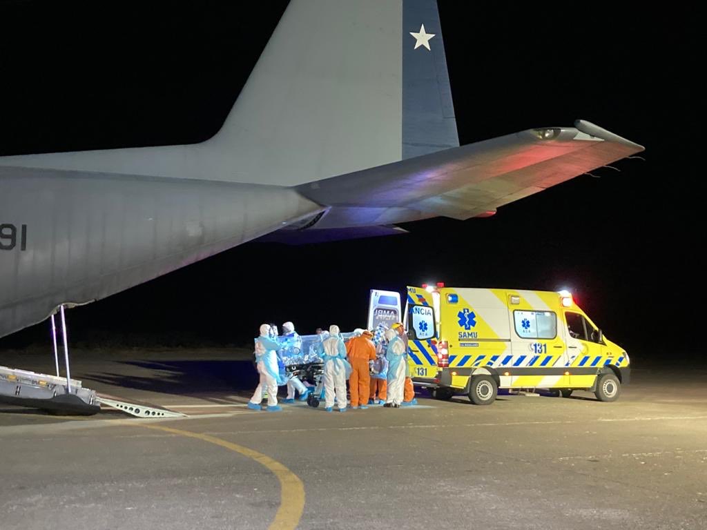 En contexto #RedIntegradaCOVID_19 con coordinación y apoyo <a href="/Samumetropolita/">SAMU Metropolitano</a> <a href="/FACh_Chile/">Fuerza Aérea de Chile</a> <a href="/HCMagallanes/">Hospital Clínico de Magallanes</a> fueron trasladados desde #UPC #HCM a establecimientos Salud #RegiónMetropolitana 4 pacientes #COVID_19 #CuidemonosEntreTodos <a href="/DrEnriqueParis/">Dr. Enrique Paris M.</a> @arturozunigaj <a href="/ministeriosalud/">Ministerio de Salud</a>