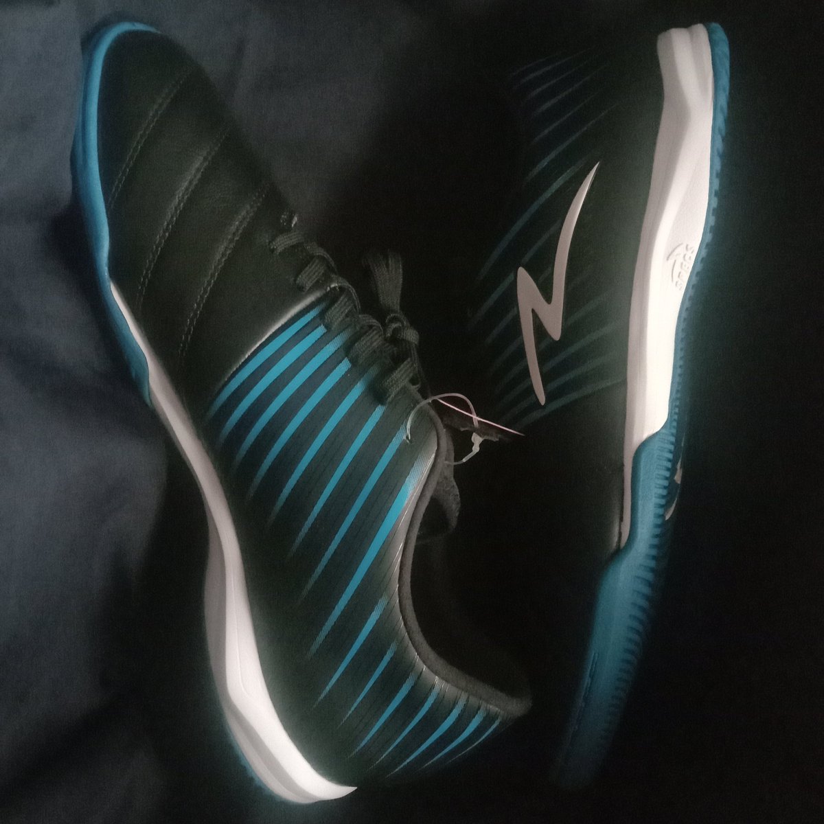 Barricada Lea 19 futsal, size 44 saja. Cuma 399.000,- 08989891885

#original #leather 💙