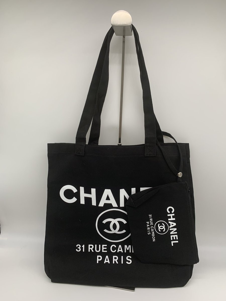 Helen01292427's tweet photo. CHANEL ノベルティ
トートバックです。
しっかりとしたキャンパス生地！
ポーチも付いて使い勝手がよく
今、必需品のエコバックとしてもご使用頂けます。

¥8500-(送料込)

バッグ
W35×H39×D13cm
持ち手　約62cm

ポーチ
W20×H14
持ち手　約32cm

#CHANEL 
#ノ���ルティ
#トートバッグ
#エコバッグ https://t.co/ZsaIoxgHs4